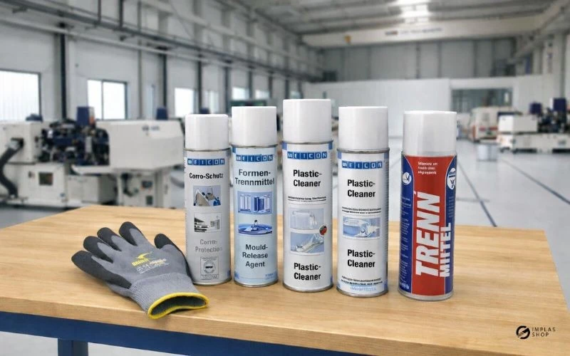Zubehör Kunststofffertigung wie Trennmittel, Korrosionsschutz und Formenreiniger für Kunststoffprozesse auf einer Werkbank in einer Industriehalle. Bild ist KI-generiert